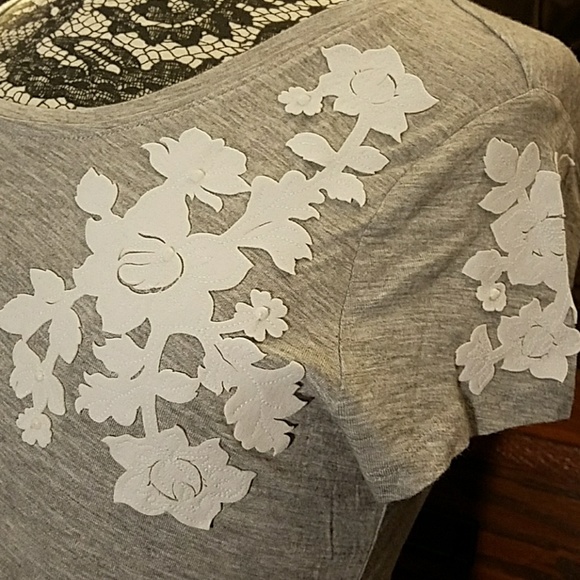 NWOT Vera Wang Tee w/ pretty flower embellishments - Picture 2 of 4